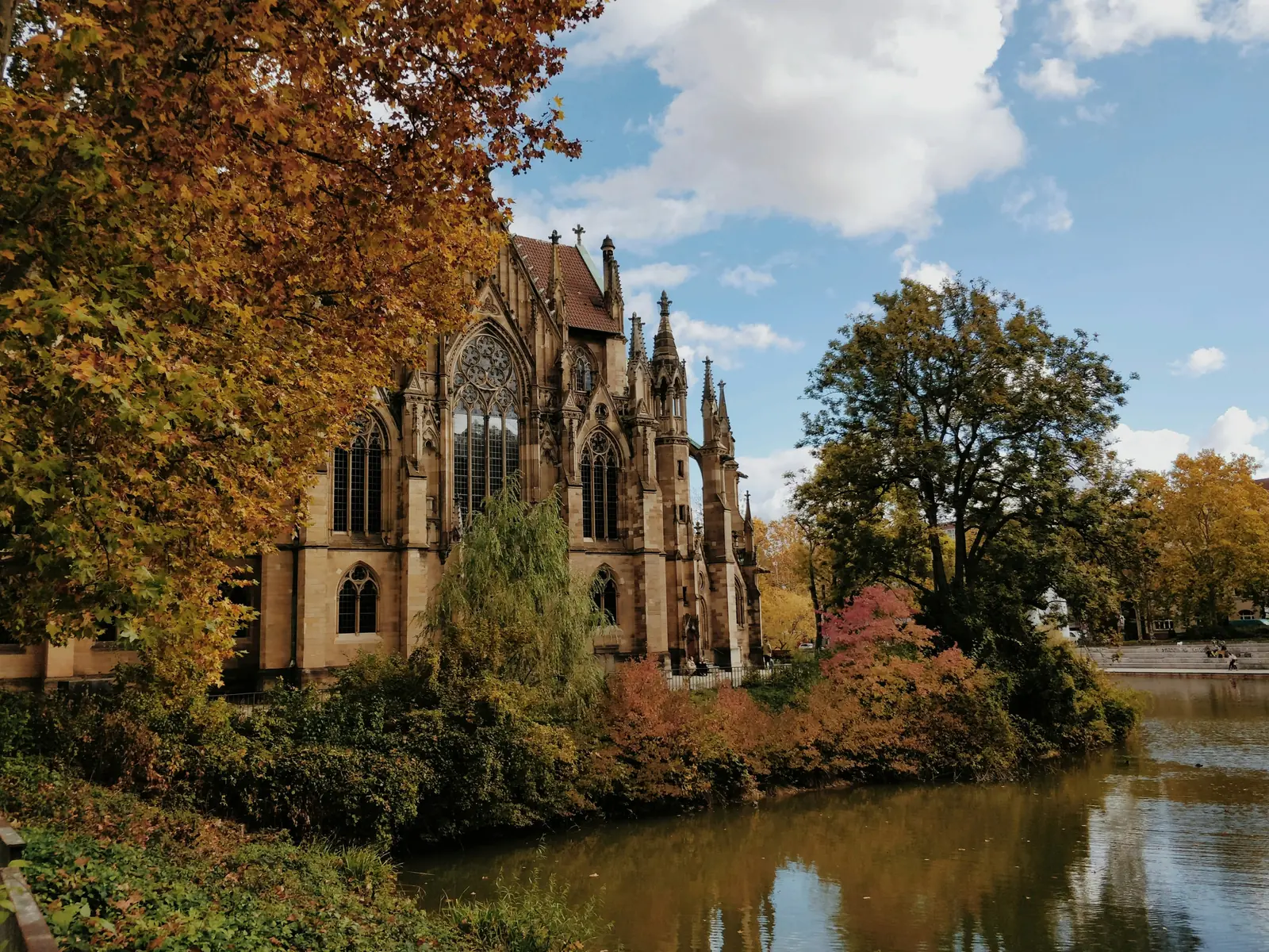 Betriebsmittelprüfung und Leiter- und Trittprüfung in Stuttgart: Kirchenchor am Ufer im Herbstlaub.