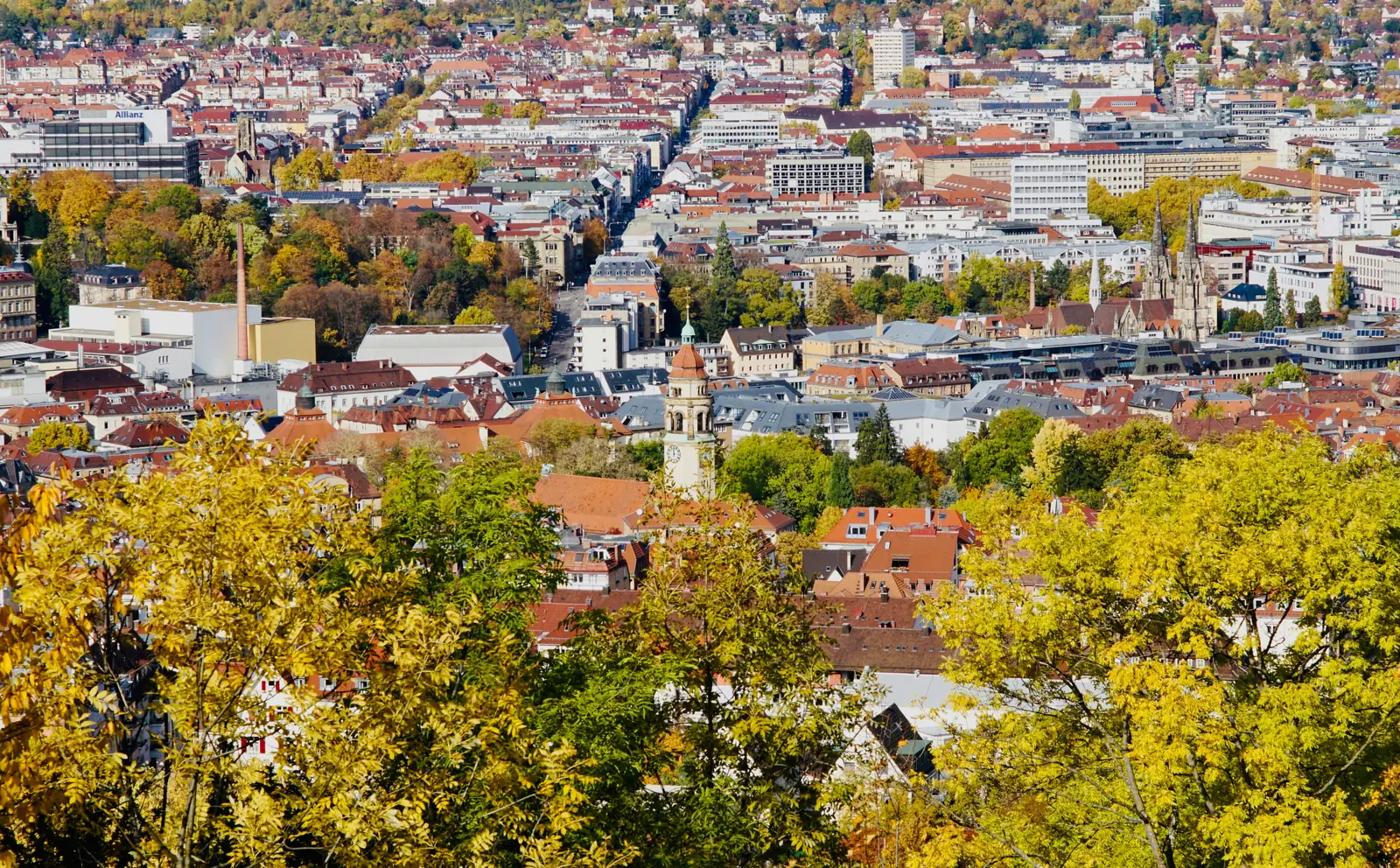 Betriebsmittelprüfung und Leiter- und Trittprüfung in Stuttgart: Blick über Dächer und Kirchturm im Herbst.