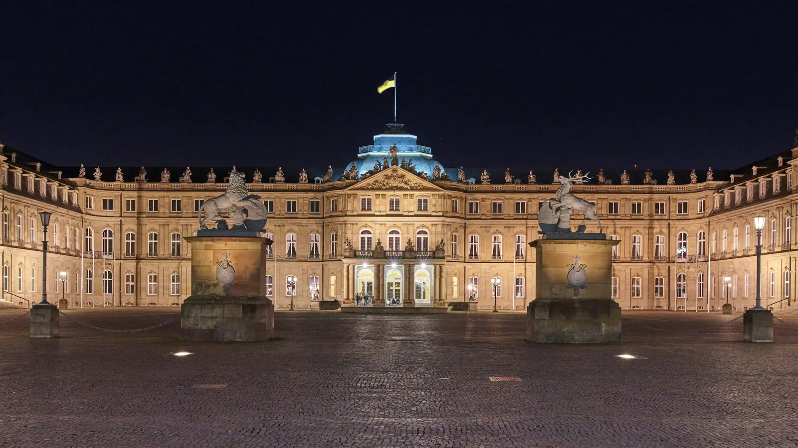 Betriebsmittelprüfung und Leiter- und Trittprüfung in Stuttgart: Beleuchtetes Schloss am Platz bei Nacht.