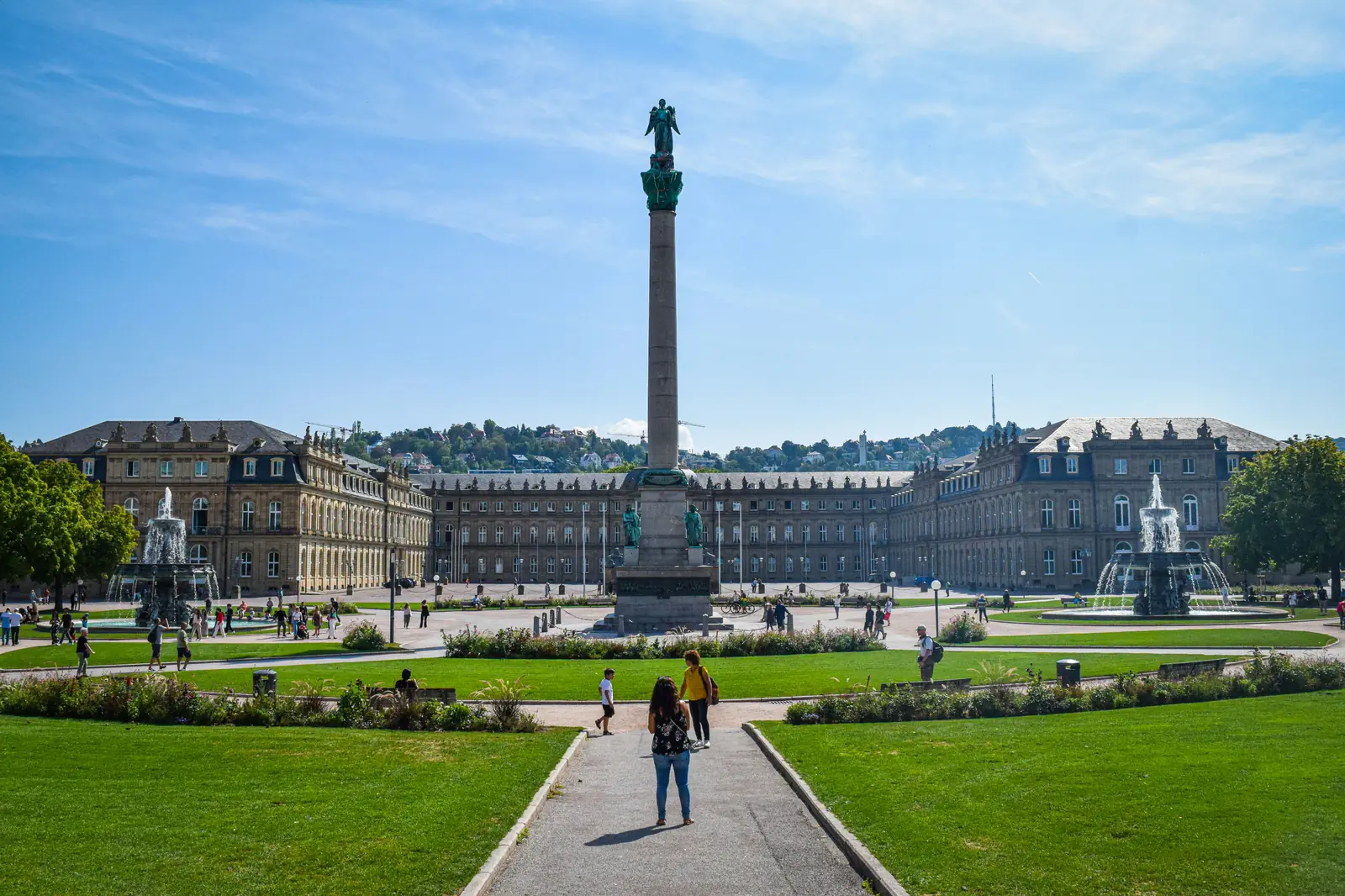 Betriebsmittelprüfung und Leiter- und Trittprüfung in Stuttgart: Schlossplatz mit Säule und Fontänen.
