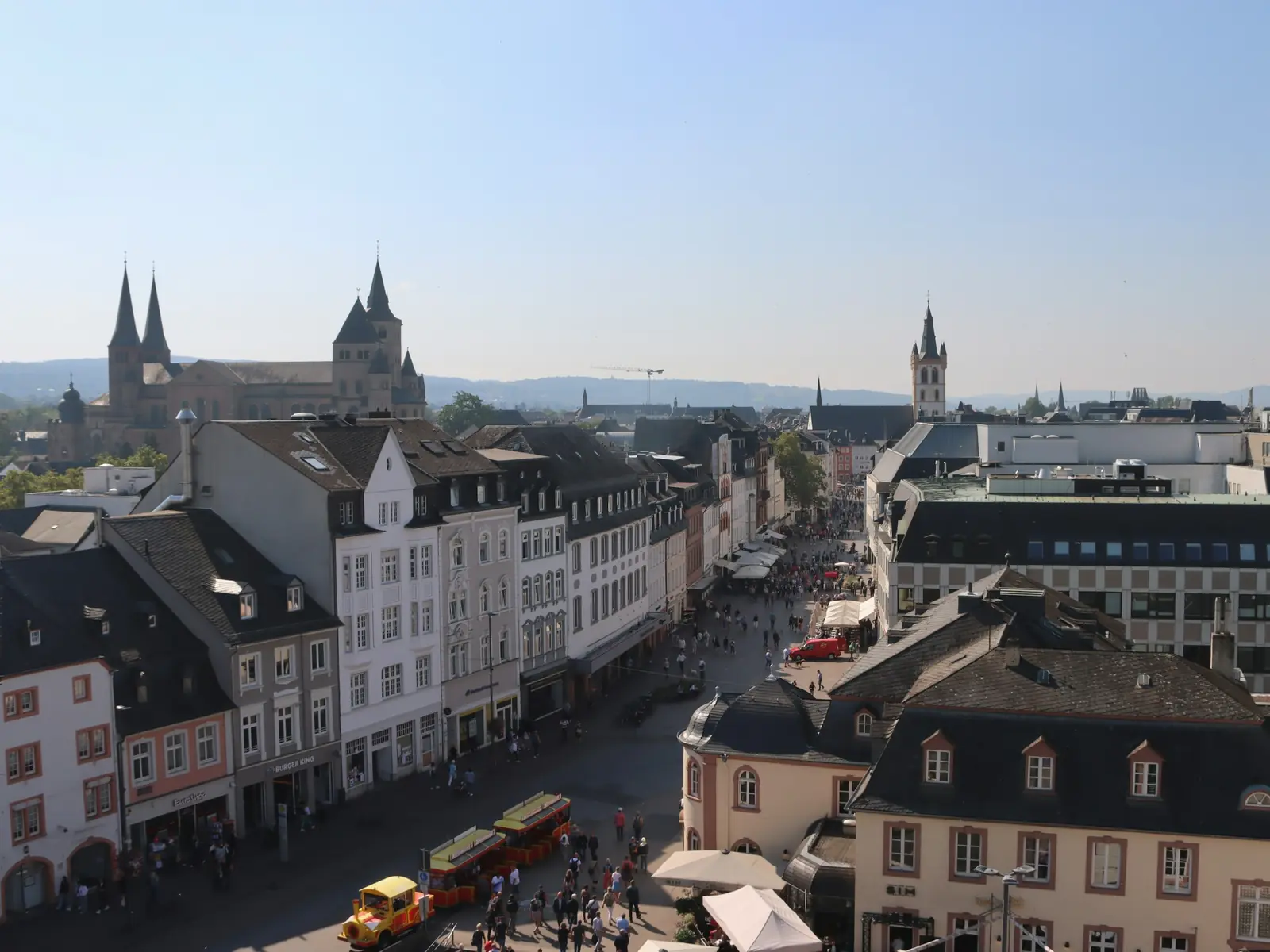 Betriebsmittelprüfung und Leiter- und Trittprüfung in Trier: Blick über Altstadt und Fußgängerzone.