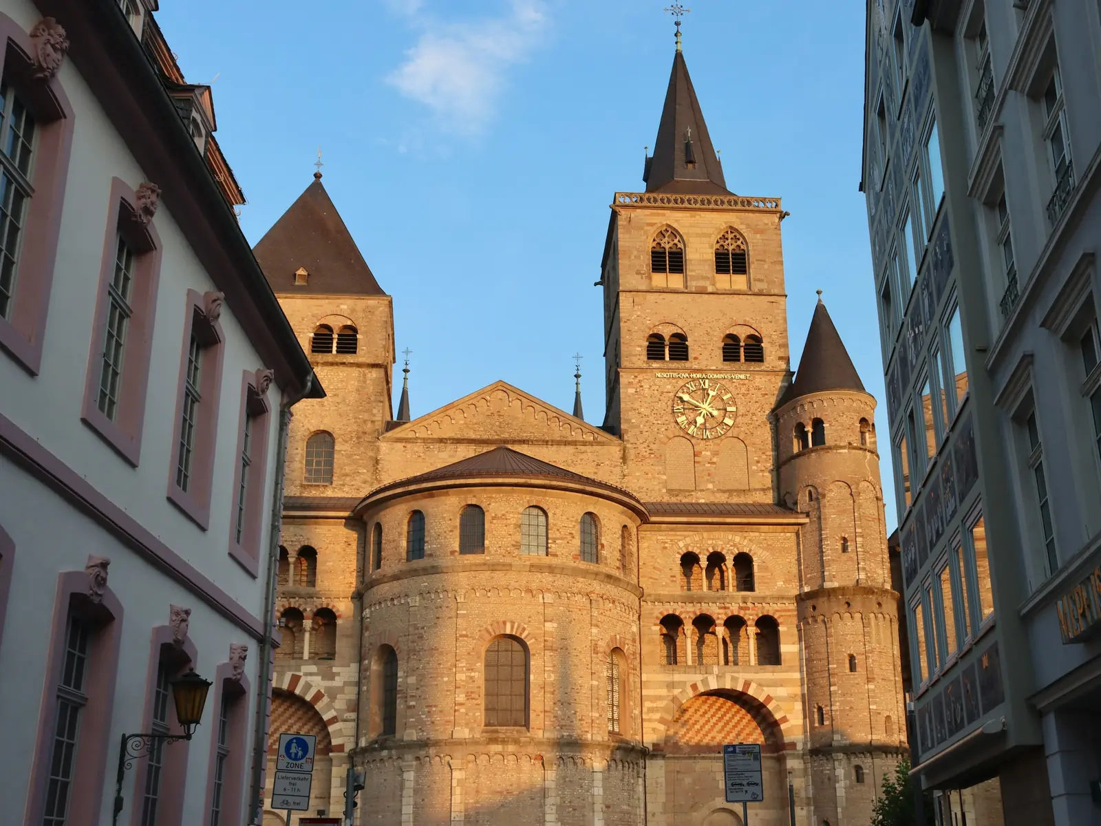 Betriebsmittelprüfung und Leiter- und Trittprüfung in Trier: Dom und Liebfrauenkirche im Abendlicht.