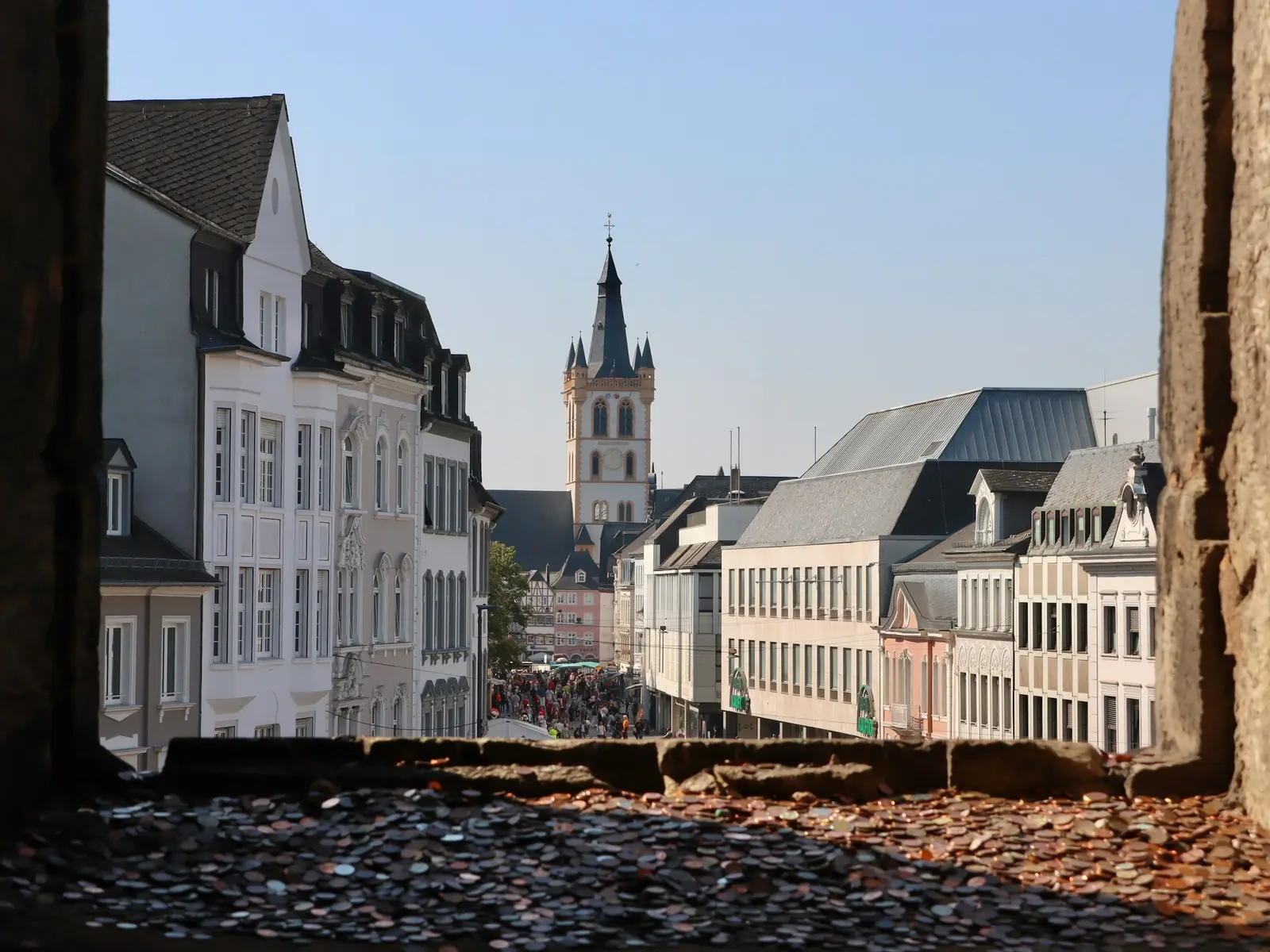 Betriebsmittelprüfung und Leiter- und Trittprüfung in Trier: Blick aus einem Fensterbogen auf die Innenstadt.