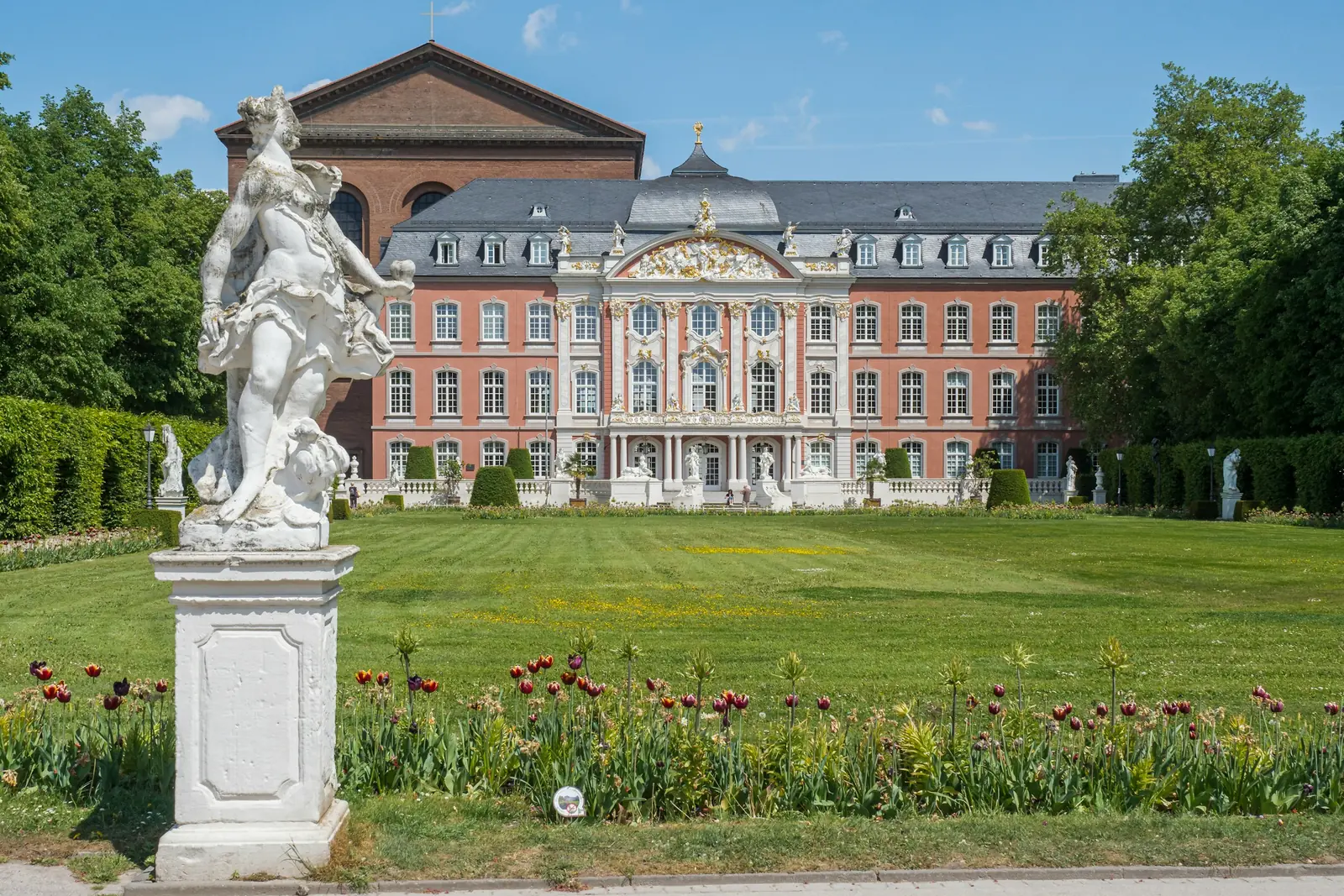 Betriebsmittelprüfung und Leiter- und Trittprüfung in Trier: Kurfürstliches Palais mit Palastgarten.