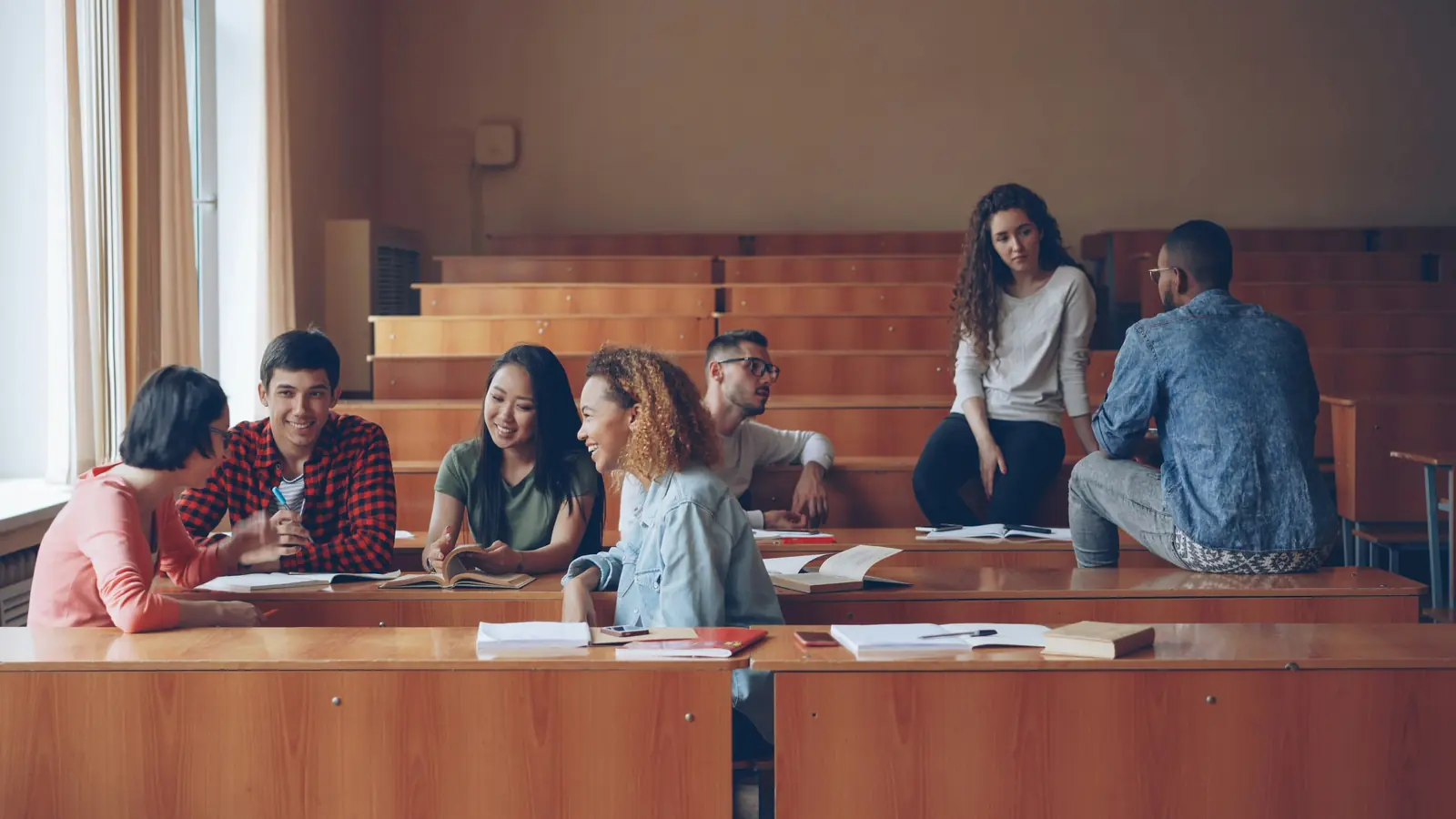 Betriebsmittelprüfung und Leiter- und Trittprüfung an der Universität: Studierende auf den Bankreihen im Hörsaal.