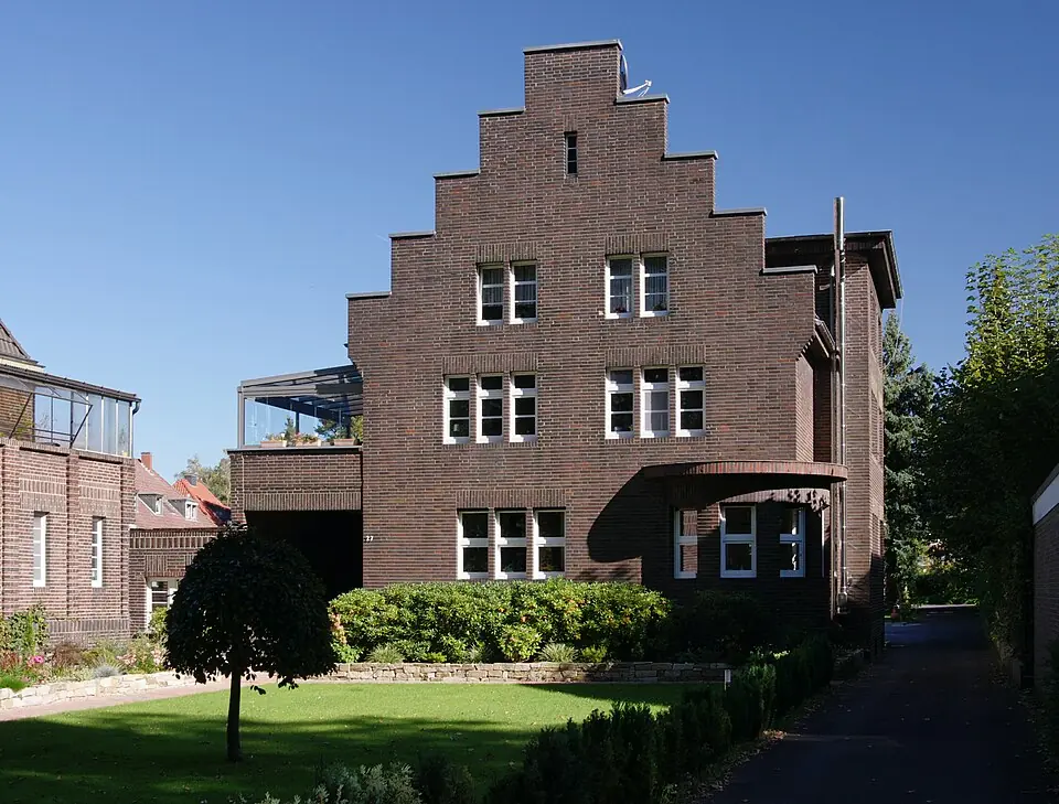 Betriebsmittelprüfung und Leiter- und Trittprüfung in Unna: Backsteinhaus mit Treppengiebel und Vorgarten.