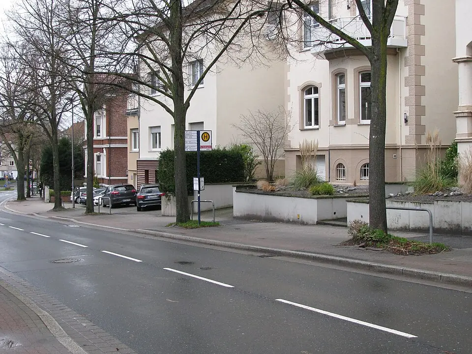 Betriebsmittelprüfung und Leiter- und Trittprüfung in Unna: Wohnstraße mit Bushaltestelle und Altbau.