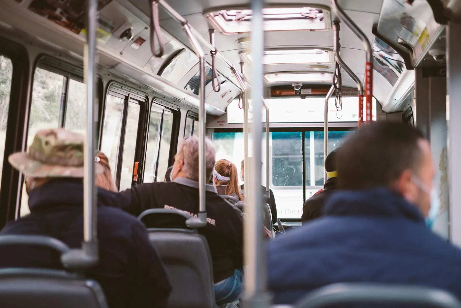 Betriebsmittelprüfung und Leiter- und Trittprüfung bei den Verkehrsbetrieben: Fahrgäste im Bus während der Fahrt.