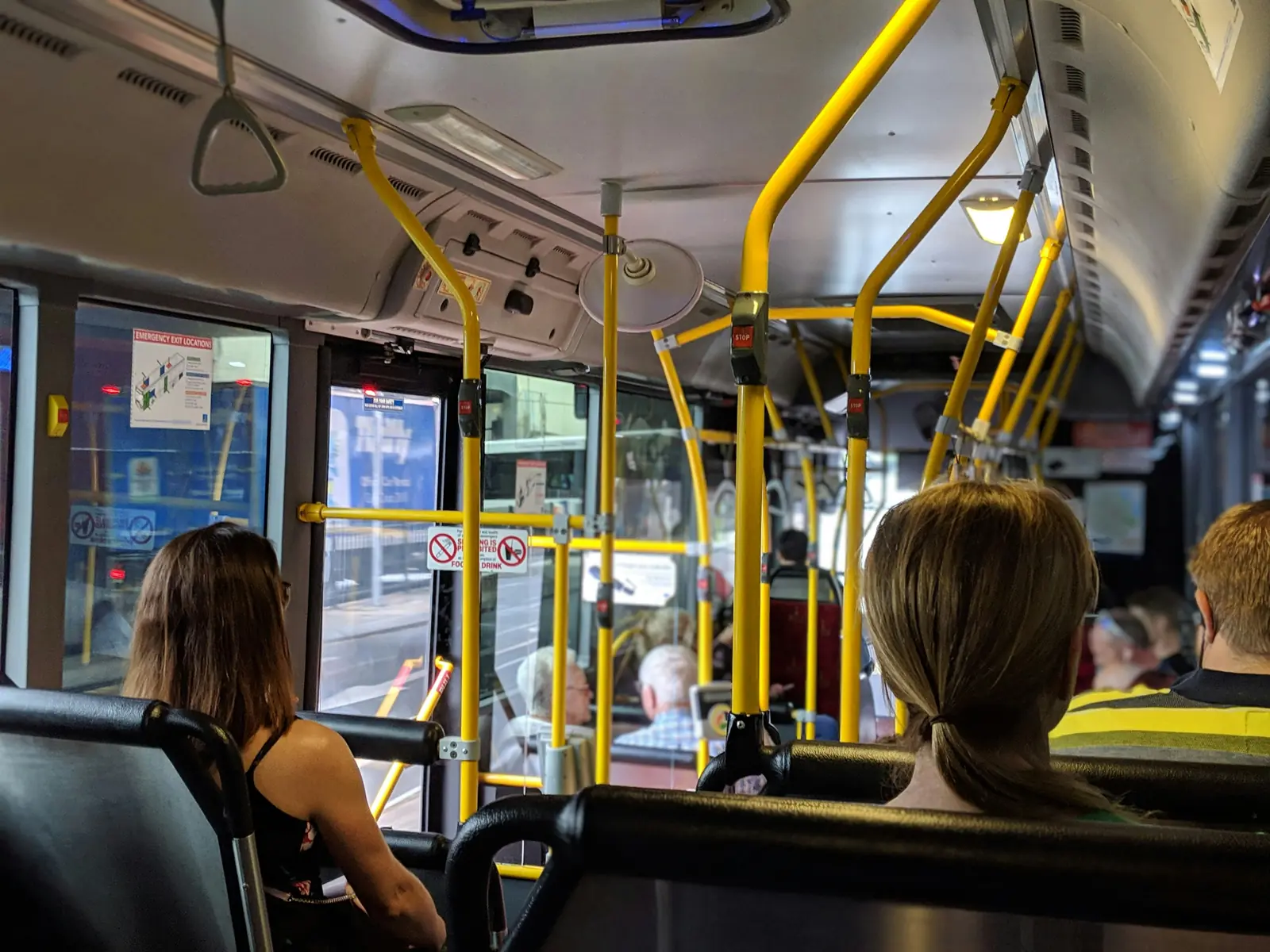 Betriebsmittelprüfung und Leiter- und Trittprüfung bei den Verkehrsbetrieben: Haltestangen und Deckenleuchte im Bus.