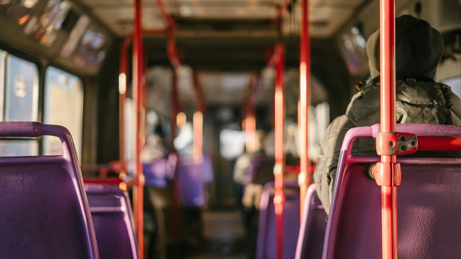 Betriebsmittelprüfung und Leiter- und Trittprüfung bei den Verkehrsbetrieben: Sitzreihen und Haltestangen im Linienbus.