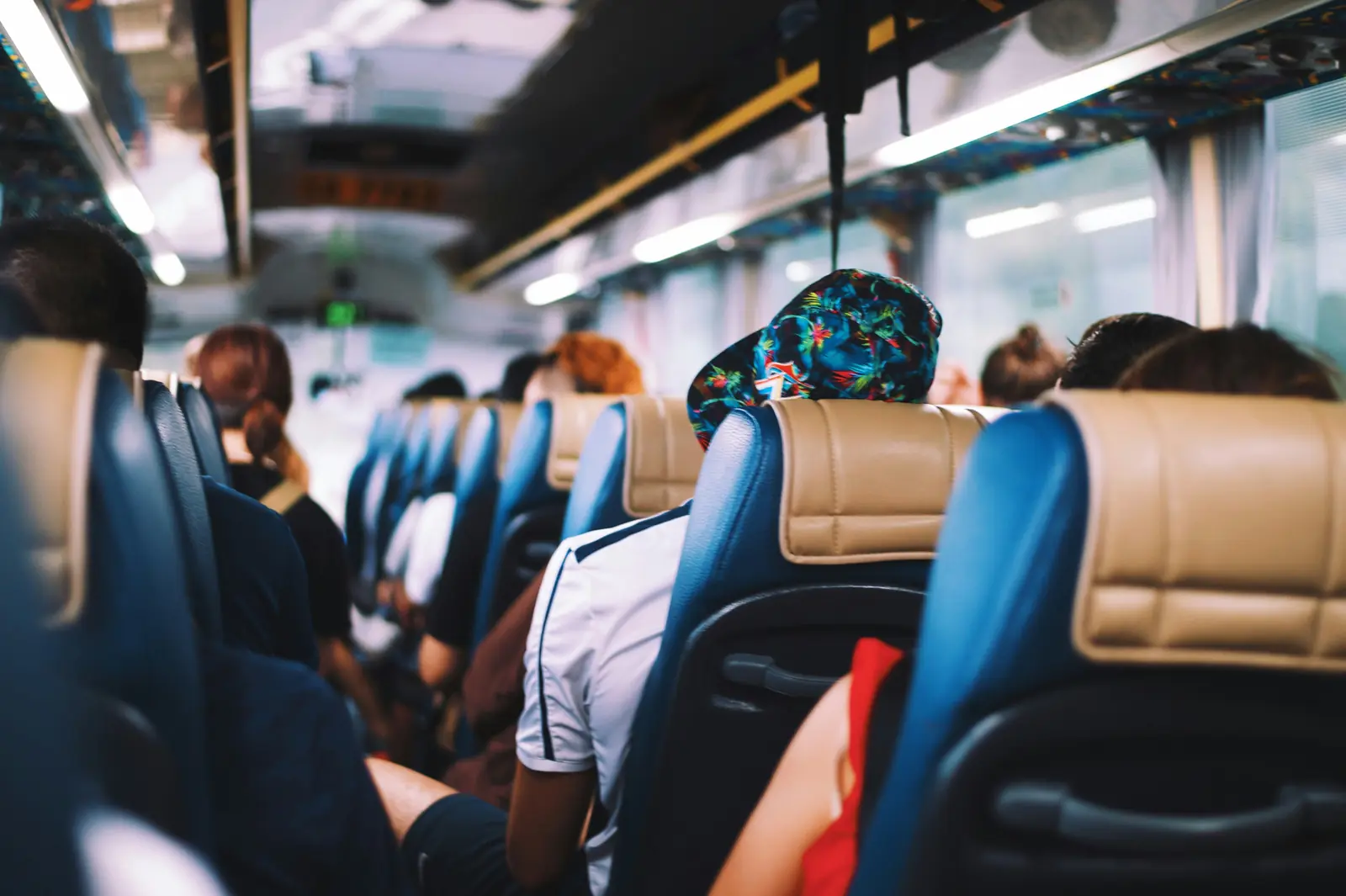 Betriebsmittelprüfung und Leiter- und Trittprüfung bei den Verkehrsbetrieben: Reisebus mit besetzten Sitzreihen.