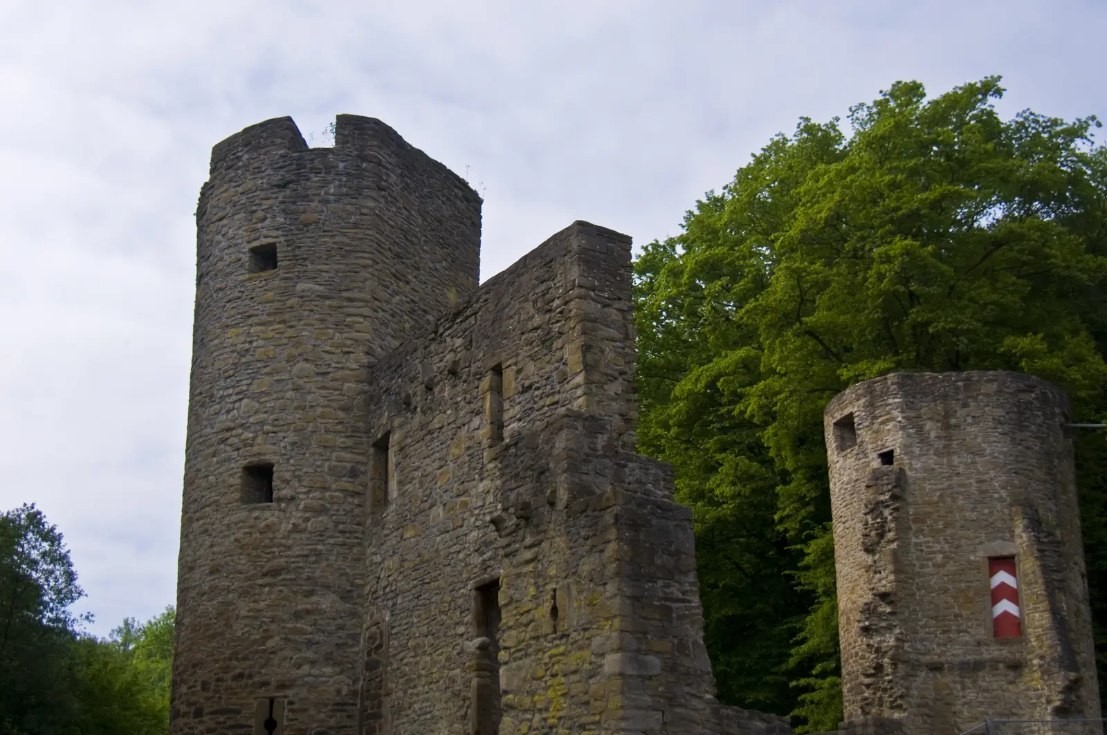 Betriebsmittelprüfung und Leiter- und Trittprüfung in Witten: Burgruine mit Rundturm über dem Tal.