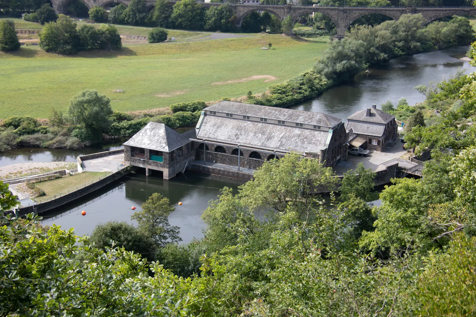 Betriebsmittelprüfung und Leiter- und Trittprüfung in Witten: Maschinenhaus eines Flusskraftwerks am Wehr.