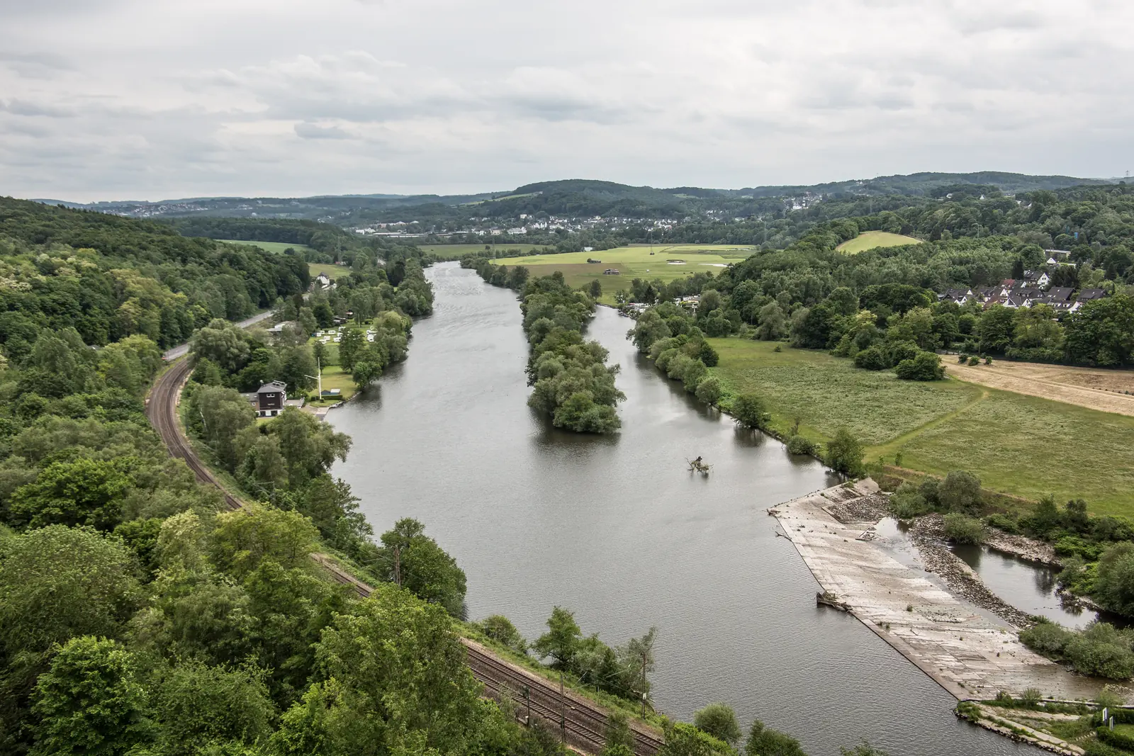 Betriebsmittelprüfung und Leiter- und Trittprüfung in Witten: Blick über Flusstal, Bahnstrecke und Wehr.
