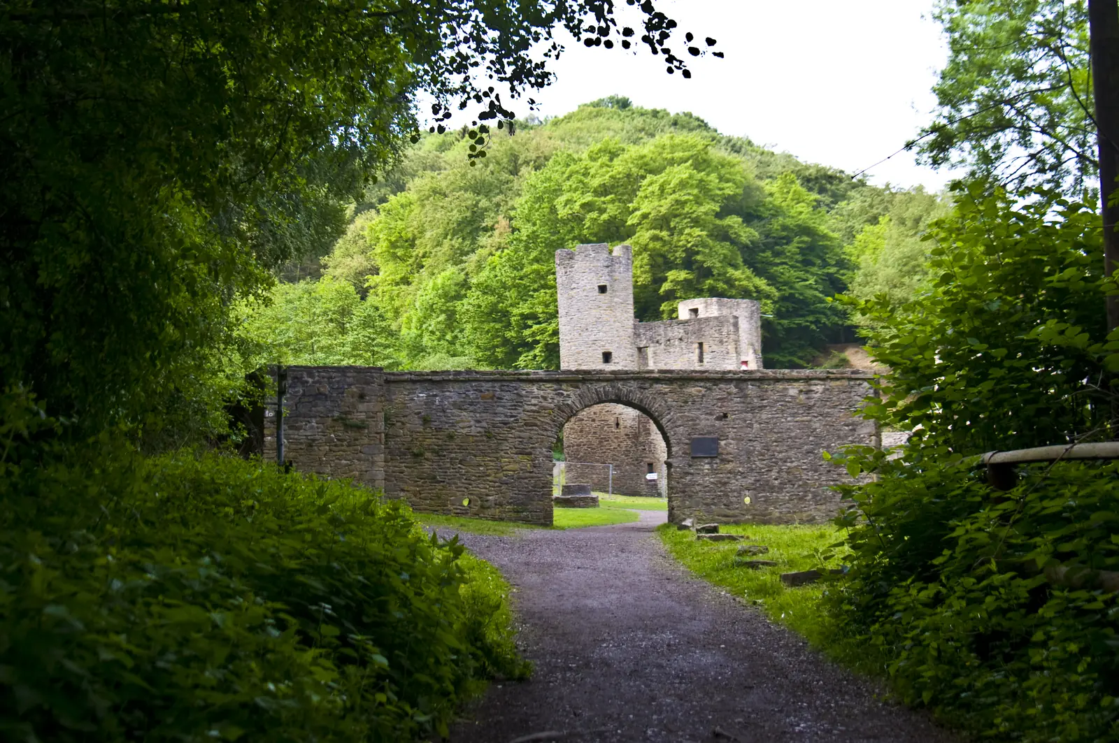 Betriebsmittelprüfung und Leiter- und Trittprüfung in Witten: Torbogen einer Burgruine am Waldweg.