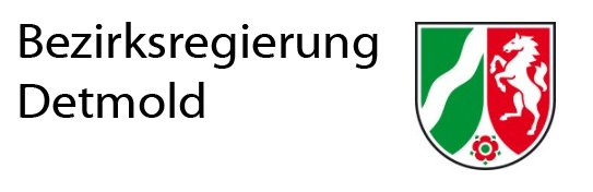 Text: „Bezirksregierung Detmold“ neben einem Schild mit grünen, weißen und roten Abschnitten und einem Pferdeemblem.
